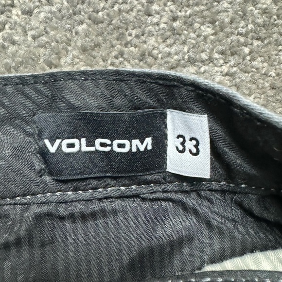 Men’s Gray Volcom Short (W33) - Picture 3 of 8